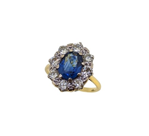 Lot 155 - A sapphire and diamond cluster ring
