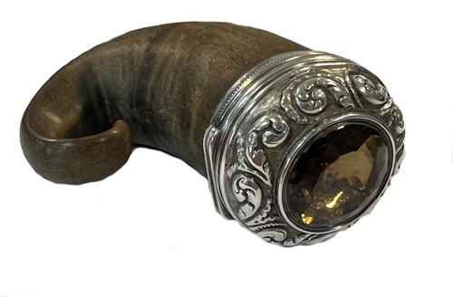 Lot 423 - A ram's horn snuff mull