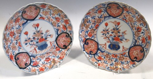 Lot 35 - A pair of Japanese imari plates, 21.5cm diameter