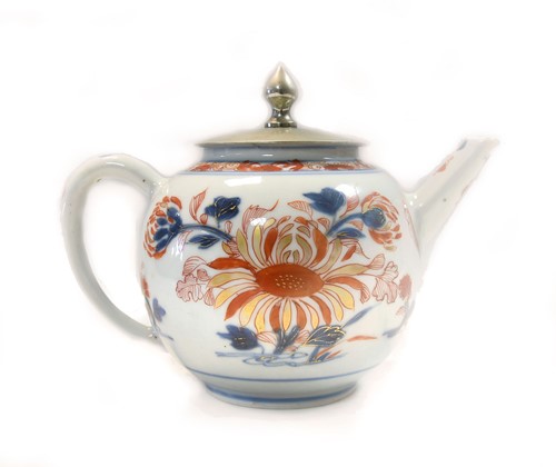 Lot 36 - A Chinese Imari small teapot, circa 1730