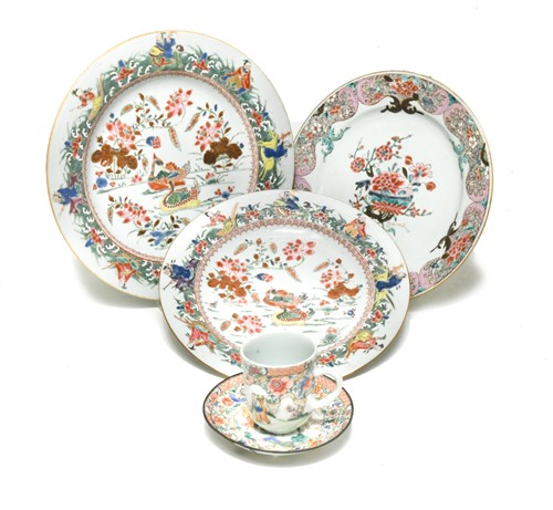 Lot 43 - A Chinese famille rose porcelain dinner plate, Yongzheng (1722-1735)