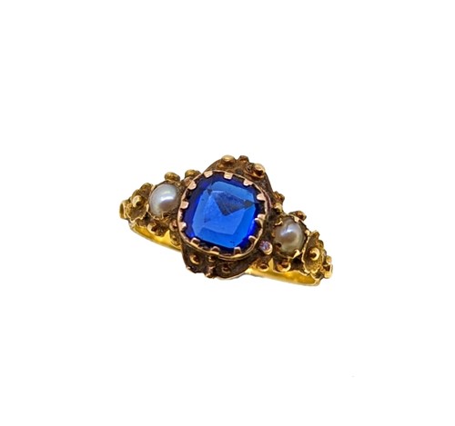 Lot 66 - A synthetic sapphire and split pearl ring