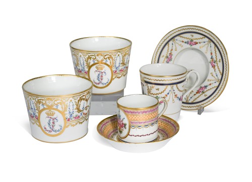 Lot 506 - A pair of Paris à la Reine factory cache pots