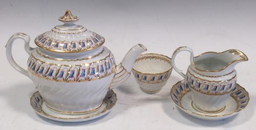 Lot 80 - A Worcester Flight Barr & Flight teapot, cover...