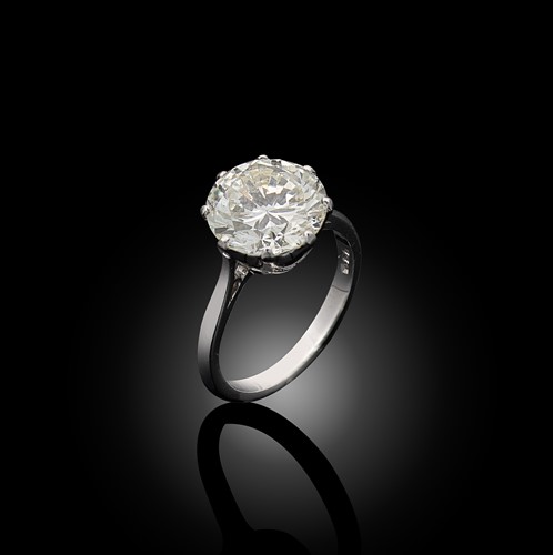 Lot 163 - A late 20th century solitaire diamond ring