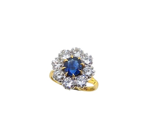 Lot 154 - A sapphire and diamond cluster ring
