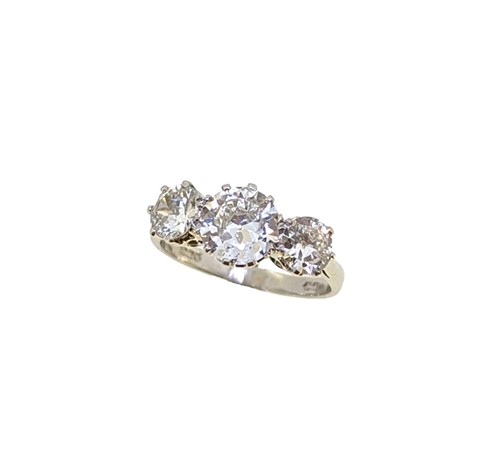Lot 162 - A three stone diamond ring