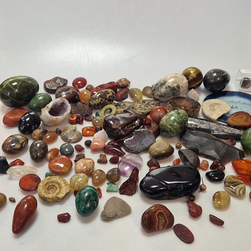 Lot 200 - A quantity of hardstone objets including eggs,...
