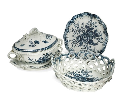 Lot 564 - A Worcester lozenge shaped tureen cover and stand, circa 1775
