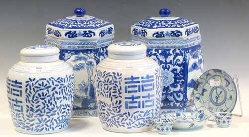 Lot 133 - A pair of blue and white ginger jars and...