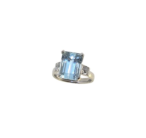 Lot 90 - A platinum aquamarine and diamond ring