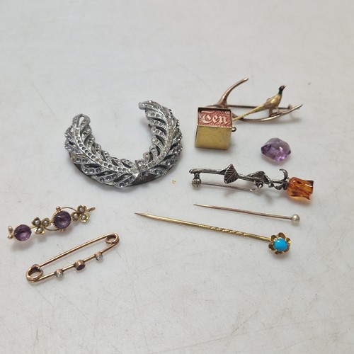Lot 184 - A wishbone and pheasant brooch tested as 9ct...