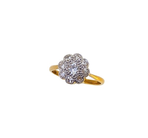 Lot 105 - A diamond set daisy cluster ring