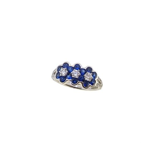 Lot 112 - An 18ct gold sapphire and diamond triple cluster ring
