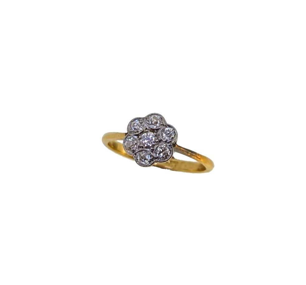 Lot 16 - An early 20th century diamond cluster ring