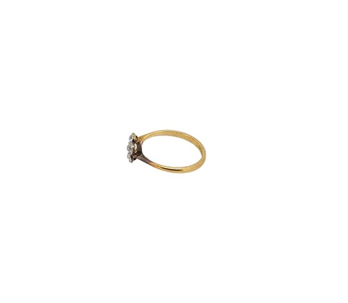 Lot 16 - An early 20th century diamond cluster ring
