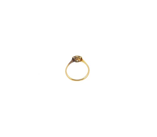 Lot 16 - An early 20th century diamond cluster ring