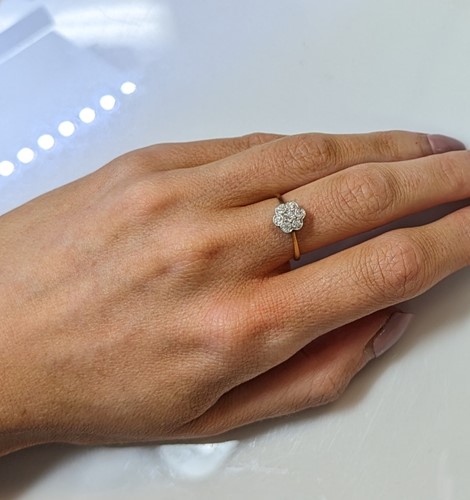 Lot 16 - An early 20th century diamond cluster ring