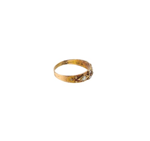 Lot 34 - An early 20th century ruby and split pearl ring
