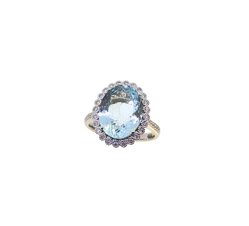 Lot 92 - A modern aquamarine and diamond cluster ring