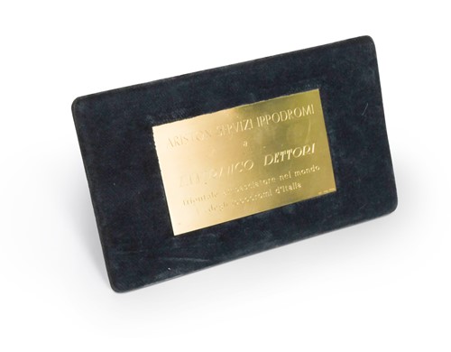 Lot 3 - An 18ct gold Ambasciatore nel mundo degli ippodromi d'Italia plaque, awarded to Frankie Dettori