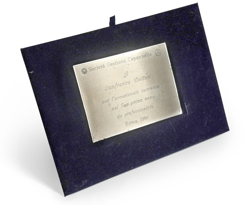 Lot 90 - A Societa Gestione Capannelle silver plaque, awarded to Frankie Dettori