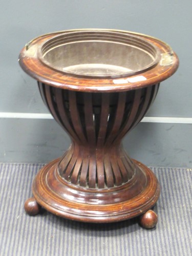 Lot 488 - An Edwardian jardiniere, 42 x 39cm