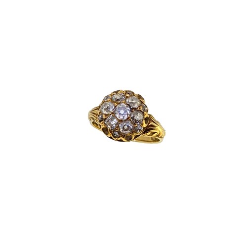 Lot 102 - A diamond cluster ring