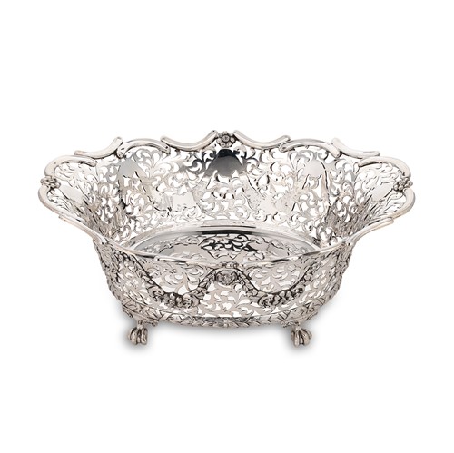 Lot 403 - An Edward VII silver pierced fruit bowl