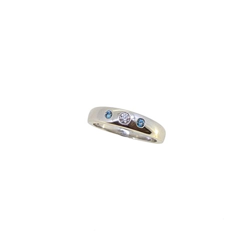 Lot 91 - An 18ct gold diamond three stone ring