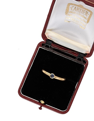 Lot 113 - Cartier - An 18ct gold sapphire hinged scarf ring