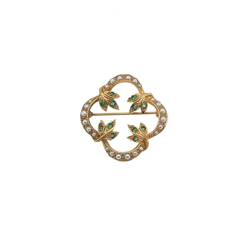 Lot 68 - An emerald and split pearl quatrefoil brooch