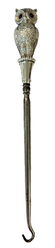 Lot 304 - An early 20th century silver handled novelty button hook