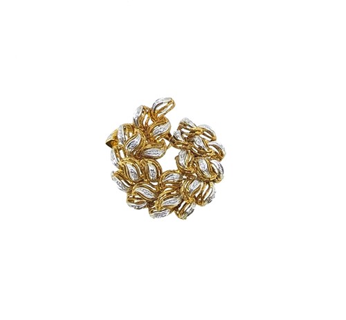 Lot 98 - A modern diamond brooch