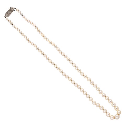 Lot 130 - A pearl necklace