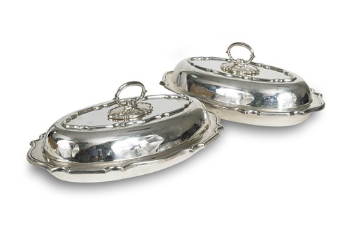 Lot 433 - A pair of George V silver entrée dishes and covers