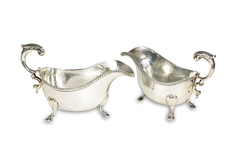 Lot 452 - A pair of George V silver sauce boats