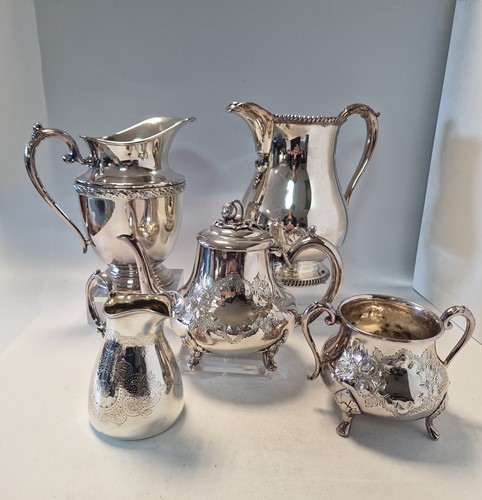 Lot 182 - A collection of silverware including bowls,...