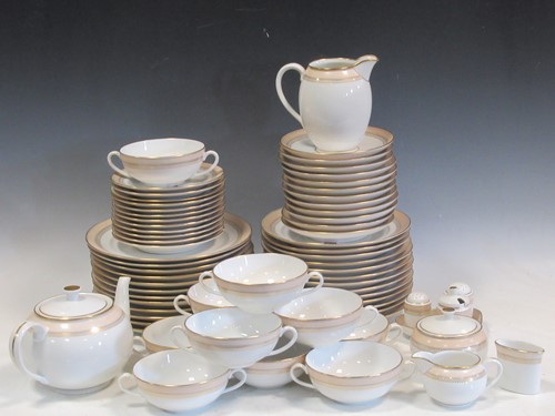 Lot 98 - A Copenhagen Gisselfeld dinner service,...