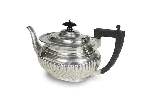 Lot 376 - A Victorian silver teapot