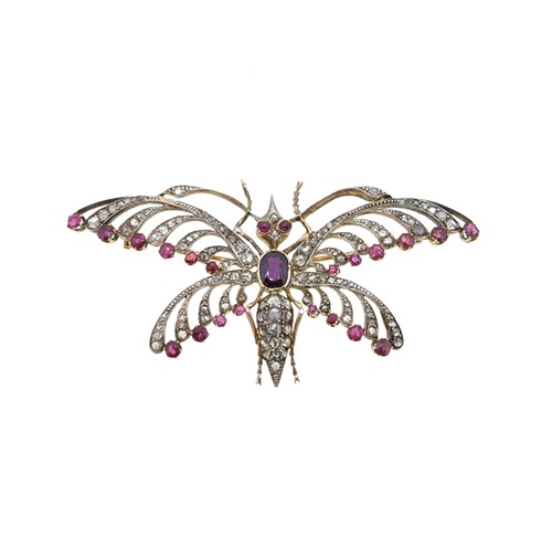 Lot 199 - A Victorian insect brooch