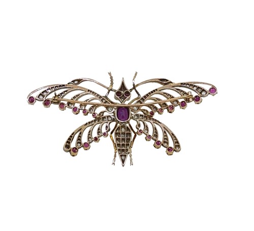 Lot 199 - A Victorian insect brooch