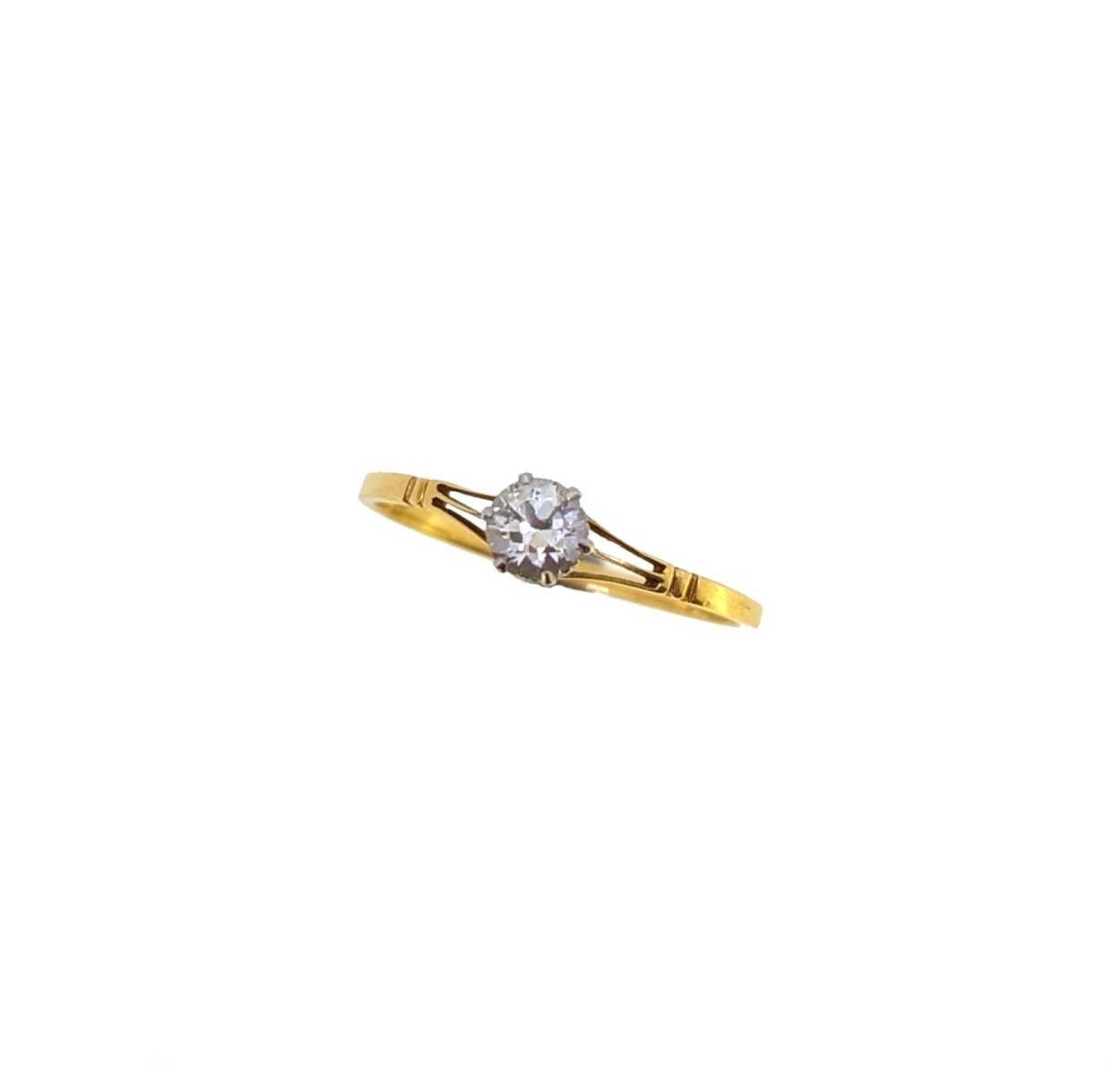 Lot 18 - A single stone diamond ring