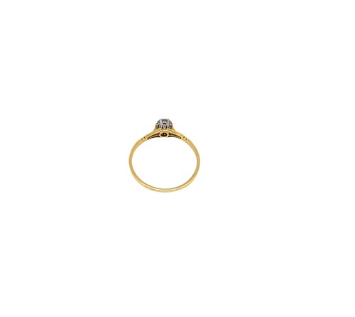 Lot 18 - A single stone diamond ring
