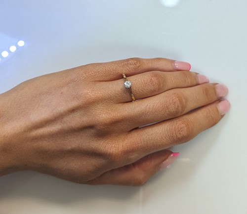 Lot 18 - A single stone diamond ring