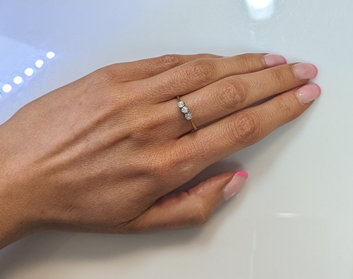 Lot 19 - An early 20th century three stone diamond ring