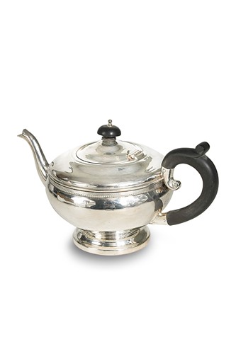 Lot 439 - A George V silver teapot