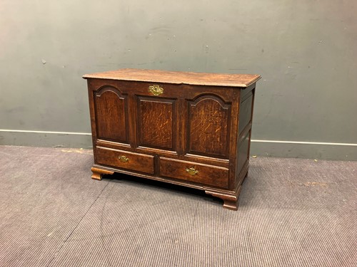 Lot 334 - A small George III oak mule chest, 73 x 106 x...