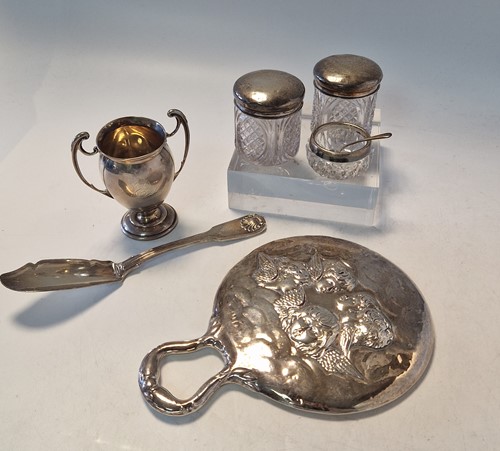 Lot 186 - A small collection of silverware including a...