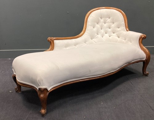 Lot 351 - A Victorian walnut chaise longue 84 x 170 x 90cm
